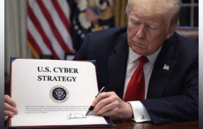 הציג את אסטרטגיית הסייבר של ממשלו. נשיא ארה"ב דונלד טראמפ.