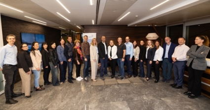 חבר הנאמנים של עמותת מחשבה טובה, עם הפנים קדימה.