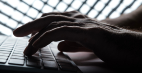 המשיך לתקוף גם מאחורי הסורגים.