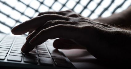 המשיך לתקוף גם מאחורי הסורגים.