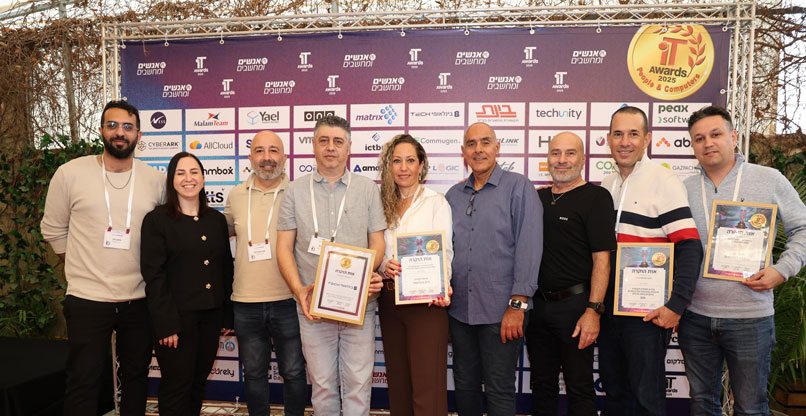 מצטייני בזק בינלאומי בטקס מצטייני המחשוב IT Awards של אנשים ומחשבים. מימין: כפיר היימליך, איציק אבני, יונה שוהם, דודו לוי, מיטל אילוז, טל נר, שרון אברהם, רינדה ברוך-הנדלר ומתן כהן.