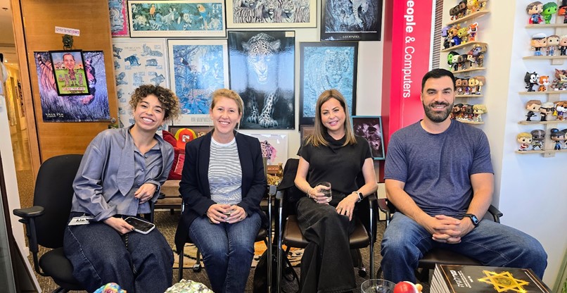 מימין לשמאל: בן פלד, מנהל צוות לינקס; ד"ר איילת בן עזר גלברד, מנכ"לית אוניברסיטת רייכמן; שירי אבצוק, סגנית נשיא לשיווק ותקשורת באוניברסיטת ריייכמן; וגל בנקין, מנהלת שותפויות וחסויות בלינקס.