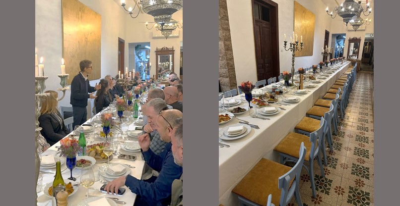 משמאל: בן פסטרנק, מנכ"ל קבוצת אמן מדבר ב"חמישי חברים",יוזמה שלו שמטרתה לחבר בין מנהלים בכירים, יזמים, אנשי טכנולוגיה ומובילי דעה.