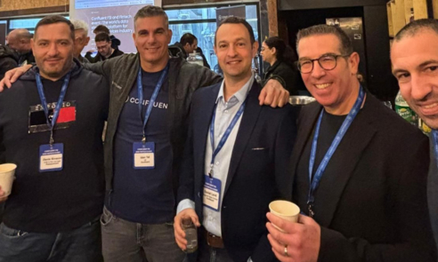 משמאל: דניס סינזון מפספורטכרד, עידן טל מקונפלואנט ישראל, דניאל לוית, מנהל פעילות קונפלואנט בישראל, ליאור גרמן קונפלואנט ישראל, ולירון בן יוסף, שותף ו- CTO ב-KPMG.