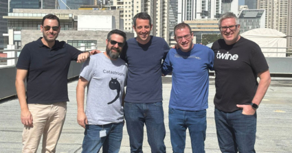 מימין: ג'סטין וודי, מייסד משותף וסמנכ"ל השיווק של Twine Security; בני פורת, מייסד משותף ומנכ"ל החברה; נדב ארז, מייסד משותף וסמנכ"ל הטכנולוגיות של Twine Security; אלון קנדלר, מנהל במרכז הסייבר ומוביל תחום ניהול זהויות בדלויט ישראל; ומיקי נדלר, יועץ בכיר בצוות ניהול הזהויות בדלויט ישראל.