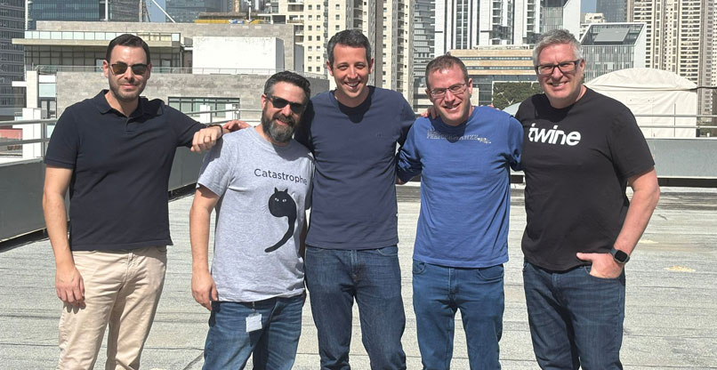 מימין: ג'סטין וודי, מייסד משותף וסמנכ"ל השיווק של Twine Security; בני פורת, מייסד משותף ומנכ"ל החברה; נדב ארז, מייסד משותף וסמנכ"ל הטכנולוגיות של Twine Security; אלון קנדלר, מנהל במרכז הסייבר ומוביל תחום ניהול זהויות בדלויט ישראל; ומיקי נדלר, יועץ בכיר בצוות ניהול הזהויות בדלויט ישראל.