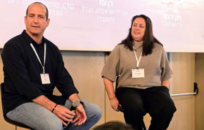 מימין: תמי אוחנה-קול, ה-CTO של פורמולה ולשעבר מנמ"רית מגדל, ורן עוז, לשעבר מנכ"ל מגדל וישראכרט.