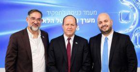 מימין: מנכ"ל משארד הכלכלה, מוטי גמיש; שר הכלכלה, ניר ברקת; ותא"ל (מיל') נתי כהן, הראש החדש של מערך הדיגיטל הלאומי.