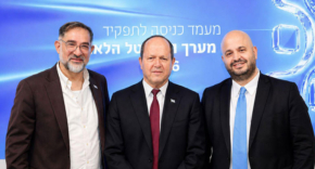 מימין: מנכ"ל משארד הכלכלה, מוטי גמיש; שר הכלכלה, ניר ברקת; ותא"ל (מיל') נתי כהן, הראש החדש של מערך הדיגיטל הלאומי.