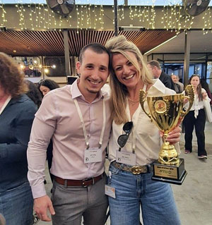 מימין: הדס קוגן, מנהלת מוצר ודיגיטל בשירותי בריאות כללית, ועידו רון, שותף וראש מחלקת AI ודיגיטל ב-KPMG ישראל.