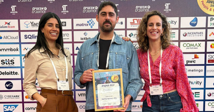 מימין: מאי ביטמן, דירקטורית שירותים והטמעות במרכז המצוינות של מאנדיי ב-KPMG ישראל; ואופק ליכטמן ואלה בראל, מנהלי פרויקטים במחלקת יישומי מנהל וארגון של שירותי בריאות כללית.