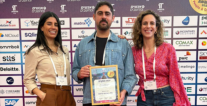 מימין: מאי ביטמן, דירקטורית שירותים והטמעות במרכז המצוינות של מאנדיי ב-KPMG ישראל; ואופק ליכטמן ואלה בראל, מנהלי פרויקטים במחלקת יישומי מנהל וארגון של שירותי בריאות כללית.