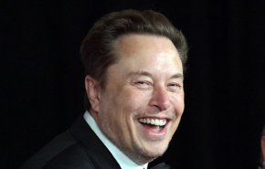 האם הוא יחייך בסוף המשפט? אילון מאסק.