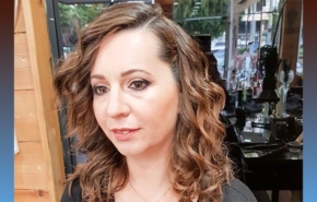 גבי (גבריאלה) מרום ז"ל, שהייתה מנכ''לית משותפת בעמותת אליסקוד - מנהיגות טכנולוגית לילדות ולנערות.