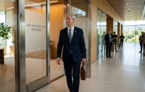 עוזב את תפקידו כמנכ"ל אפל. טים קוק.