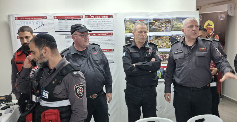 מימין: טפסר יאיר אלקיים, מפקד מחוז צפון ברשות כבאות והצלה; רב טפסר אייל כספי, נציב כבאות והצלה ארצי; רב רשף יואב רבינוביץ', רמ''ד תקשוב מחוז צפון; וטפסר משנה אייל אבזבקייב, ראש מחלקת קשר חירום ותיאום מבצעי בחטיבת התקשוב.