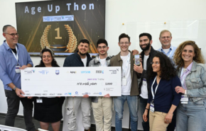חברי הצוות הזוכה, יחד עם יוזם ההאקתון, פרופ' שמואל שפרינגר (משמאל), ומנהל מרכז היזמות והחדשנות באוניברסיטת אריאל, אייל גולדזנד (מימין).