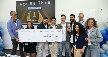 חברי הצוות הזוכה, יחד עם יוזם ההאקתון, פרופ' שמואל שפרינגר (משמאל), ומנהל מרכז היזמות והחדשנות באוניברסיטת אריאל, אייל גולדזנד (מימין).