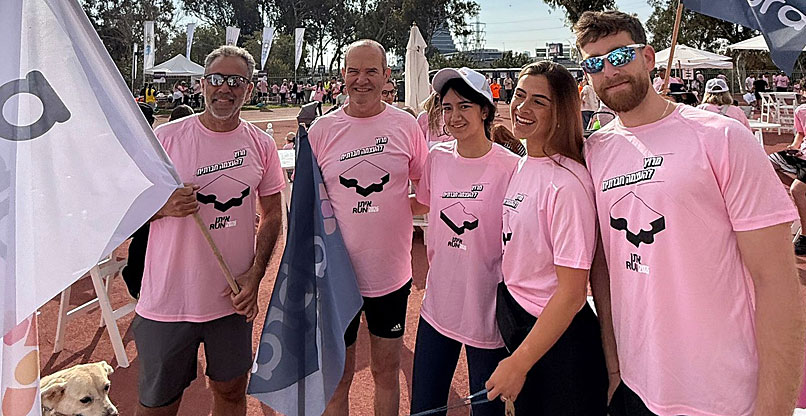 מימין: רון, מיטב, דניאלה אוזון, שי אוזון ונעם זיו.