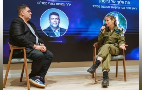 תא"ל יעל גרוסמן, ראש מטה אגף התקשוב וההגנה על הסייבר; יוסי מלמד, יו"ר עמותת בוגרי ממר"ם.