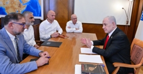 מימין לשמאל: בנימין נתניהו, ראש הממשלה; רו''ח דורון כהן, נציב שירות המדינה; תא''ל (מיל') ארז אסקל, ראש מטה לאומי לבינה מלאכותית; תא''ל (מיל') יוסי כראדי, ראש מערך הסייבר הלאומי; ותא''ל (מיל') נתי כהן, ראש מערך הדיגיטל הלאומי.