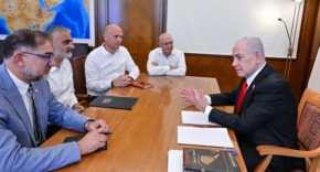 מימין לשמאל: בנימין נתניהו, ראש הממשלה; רו''ח דורון כהן, נציב שירות המדינה; תא''ל (מיל') ארז אסקל, ראש מטה לאומי לבינה מלאכותית; תא''ל (מיל') יוסי כראדי, ראש מערך הסייבר הלאומי; ותא''ל (מיל') נתי כהן, ראש מערך הדיגיטל הלאומי.