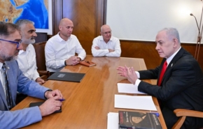 מימין לשמאל: בנימין נתניהו, ראש הממשלה; רו''ח דורון כהן, נציב שירות המדינה; תא''ל (מיל') ארז אסקל, ראש מטה לאומי לבינה מלאכותית; תא''ל (מיל') יוסי כראדי, ראש מערך הסייבר הלאומי; ותא''ל (מיל') נתי כהן, ראש מערך הדיגיטל הלאומי.