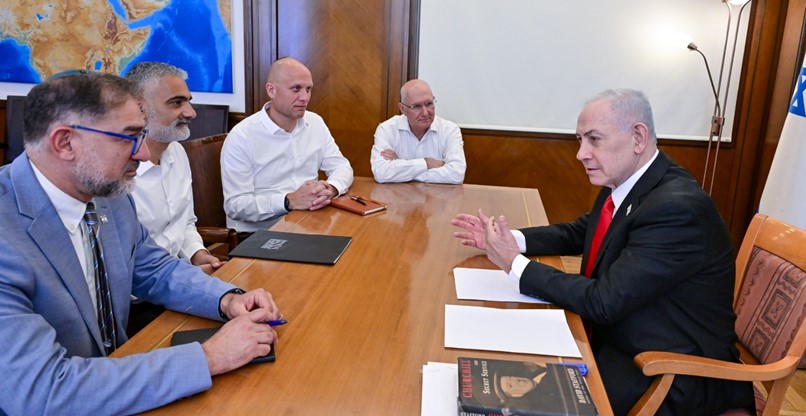 מימין לשמאל: בנימין נתניהו, ראש הממשלה; רו''ח דורון כהן, נציב שירות המדינה; תא''ל (מיל') ארז אסקל, ראש מטה לאומי לבינה מלאכותית; תא''ל (מיל') יוסי כראדי, ראש מערך הסייבר הלאומי; ותא''ל (מיל') נתי כהן, ראש מערך הדיגיטל הלאומי.