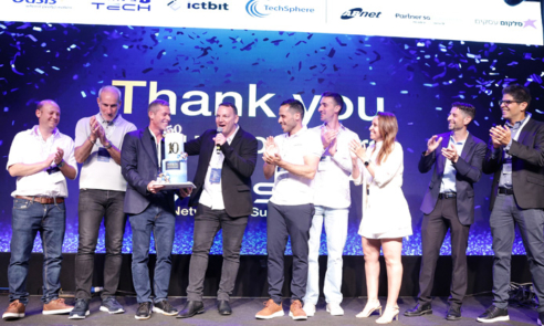 כיתוב: עובדי הסניף הישראלי מריעים לגיא אלכסנדר, שחגג יומולדת עגול.