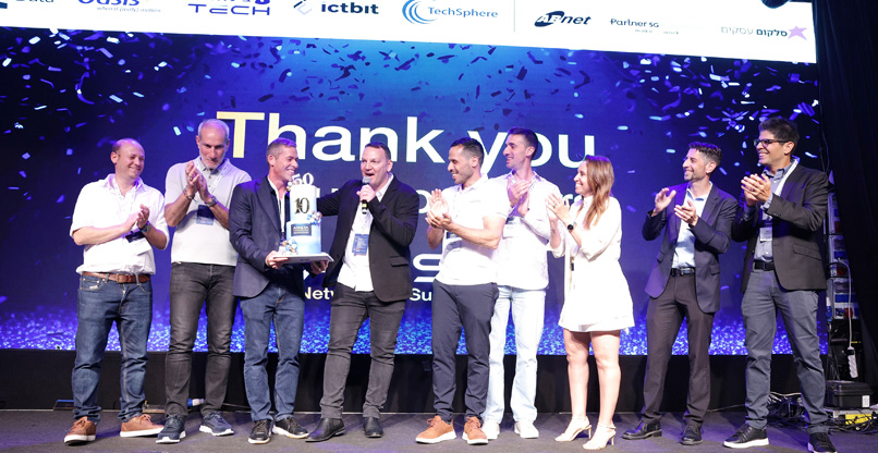 כיתוב: עובדי הסניף הישראלי מריעים לגיא אלכסנדר, שחגג יומולדת עגול.