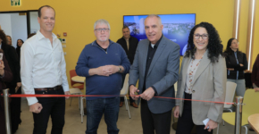 חונכים את המעבדה. מימין: פרופ' תמר רז נחום, נשיאת המכללה, פרופ' עמי מויאל, יו"ר ות"ת, פרופ' דודי שוורץ, סיו"ר מל"ג, ועמית פרסיקו, מנכ"ל המכללה.
