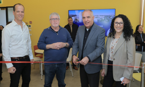 חונכים את המעבדה. מימין: פרופ' תמר רז נחום, נשיאת המכללה, פרופ' עמי מויאל, יו"ר ות"ת, פרופ' דודי שוורץ, סיו"ר מל"ג, ועמית פרסיקו, מנכ"ל המכללה.
