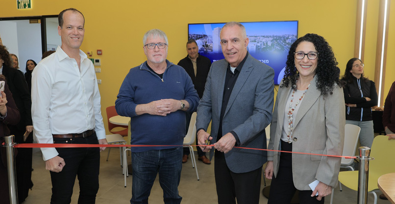 חונכים את המעבדה. מימין: פרופ' תמר רז נחום, נשיאת המכללה, פרופ' עמי מויאל, יו"ר ות"ת, פרופ' דודי שוורץ, סיו"ר מל"ג, ועמית פרסיקו, מנכ"ל המכללה.