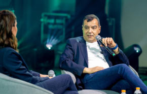 פרופ' אמנון שעשוע משוחח עם הילה קורח בכנס.