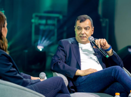 פרופ' אמנון שעשוע משוחח עם הילה קורח בכנס.
