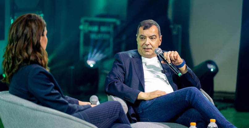 פרופ' אמנון שעשוע משוחח עם הילה קורח בכנס.