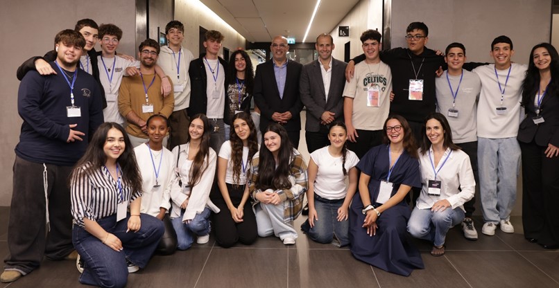 בכירי בזק עם חלק מקבוצות בני הנוער במהלך פאנל ההשקעות.