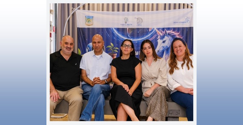 נבחרת השופטים מהעירייה והעמותה. מימין לשמאל: יעל רוזנטל, מנהלת מחלקת פרויקטים באגף החינוך בעיריית לוד; נחמי זלמנוב, מנהלת מחלקת חינוך יסודי בעיריית לוד; ליטל מימון, סמנכ"לית פעילות ופיתוח במחשבה טובה; תומר סמרקנדי, מנכ"ל מחשבה טובה; ואייל בלוך, ראש מינהל חינוך בעיריית לוד. צילום: ערן שמר נבחרת השופטים מהעירייה והעמותה. מימין לשמאל: יעל רוזנטל, מנהלת מחלקת פרויקטים באגף החינוך בעיריית לוד; נחמי זלמנוב, מנהלת מחלקת חינוך יסודי בעיריית לוד; ליטל מימון, סמנכ"לית פעילות ופיתוח במחשבה טובה; תומר סמרקנדי, מנכ"ל מחשבה טובה; ואייל בלוך, ראש מינהל חינוך בעיריית לוד.