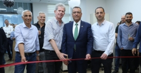 ראש העיר ירושלים, משה ליאון בגזירת הסרט באירוע חניכת סניף י-ם של וואן.