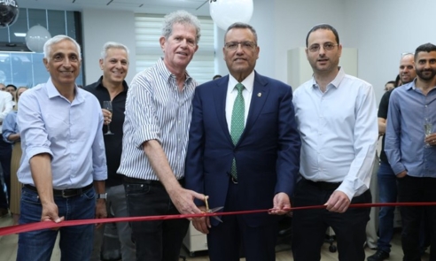 ראש העיר ירושלים, משה ליאון בגזירת הסרט באירוע חניכת סניף י-ם של וואן.