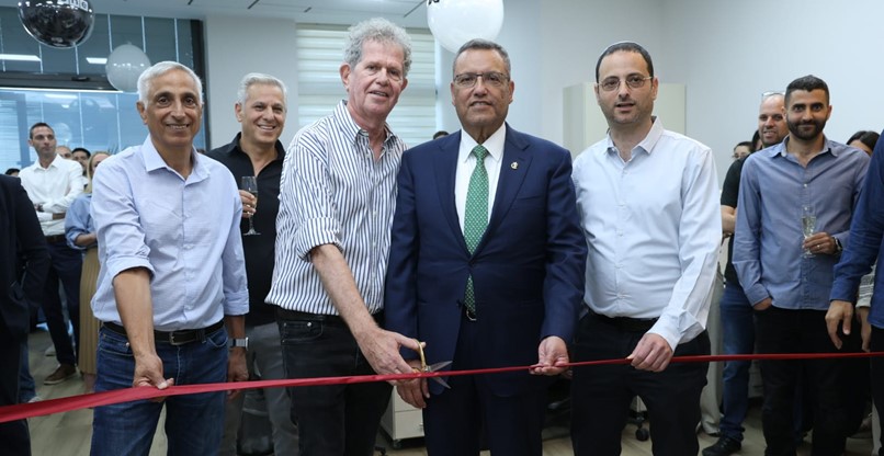 ראש העיר ירושלים, משה ליאון בגזירת הסרט באירוע חניכת סניף י-ם של וואן.