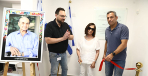 גזירת הסרט במרכז החדש בשדרות. מימין: אלון דוידי, ראש עיריית שדרות; רות אסף, אלמנתו של לולו ז"ל ובעלת השליטה בקבוצת אמנת; וארז רחמיל, משנה למנכ"ל והממונה על חטיבת הטכנולוגיה והמחשוב בבנק הפועלים. ברקע: תמונתו של אברהם (לולו) אסף ז"ל.