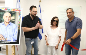 גזירת הסרט במרכז החדש בשדרות. מימין: אלון דוידי, ראש עיריית שדרות; רות אסף, אלמנתו של לולו ז"ל ובעלת השליטה בקבוצת אמנת; וארז רחמיל, משנה למנכ"ל והממונה על חטיבת הטכנולוגיה והמחשוב בבנק הפועלים. ברקע: תמונתו של אברהם (לולו) אסף ז"ל.