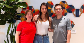 מימין: ולאד קורסונסקי, מנהל טנאבל ישראל וסמנכ"ל הטכנולוגיות של החברה העולמית; ספיר ברמן; וחני לאונוב, מנהלת חוויית עובד בטנאבל ישראל.