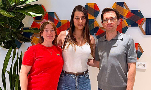 מימין: ולאד קורסונסקי, מנהל טנאבל ישראל וסמנכ"ל הטכנולוגיות של החברה העולמית; ספיר ברמן; וחני לאונוב, מנהלת חוויית עובד בטנאבל ישראל.