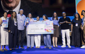 במרכז: גילי מור, שירה קפלן ונעמי עידו, הזוכות בתחרות של עמותת יוניסטרים.