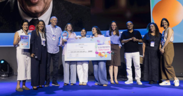 במרכז: גילי מור, שירה קפלן ונעמי עידו, הזוכות בתחרות של עמותת יוניסטרים.
