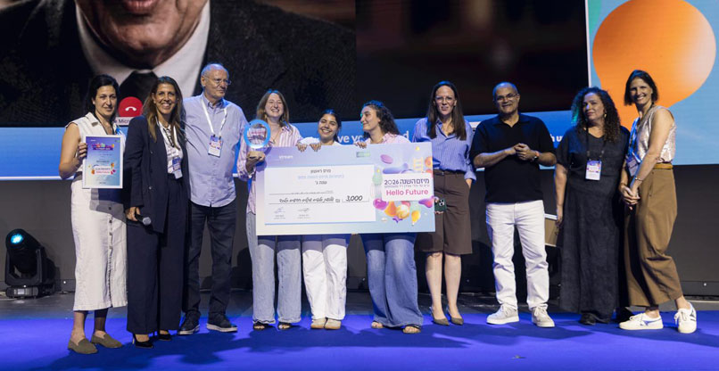 במרכז: גילי מור, שירה קפלן ונעמי עידו, הזוכות בתחרות של עמותת יוניסטרים.