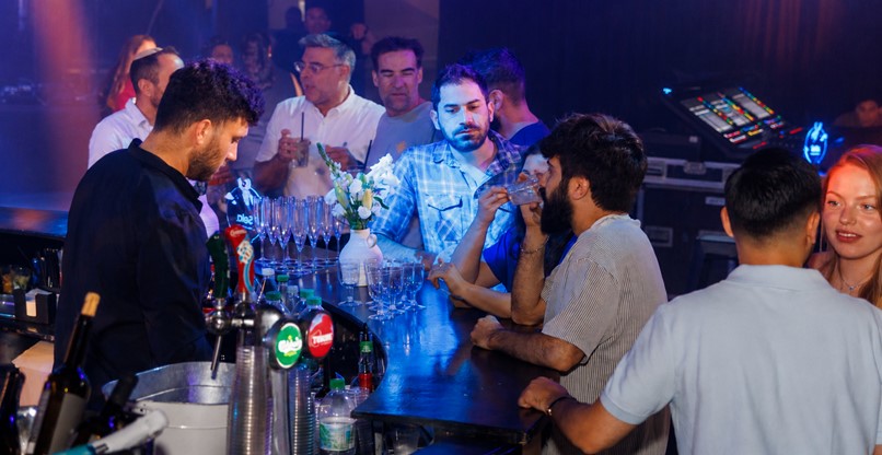 שותים ומבלים באירוע העובדים השנתי של סלע. צילום: ויטלי מצ'קובסקי שותים ומבלים באירוע העובדים השנתי של סלע.