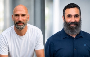 מובילים את אליו. מימין לשמאל: ניתאי רומנו, מנהל טכנולוגיה ראשי; נדב גרוסינגר, המנכ"ל.